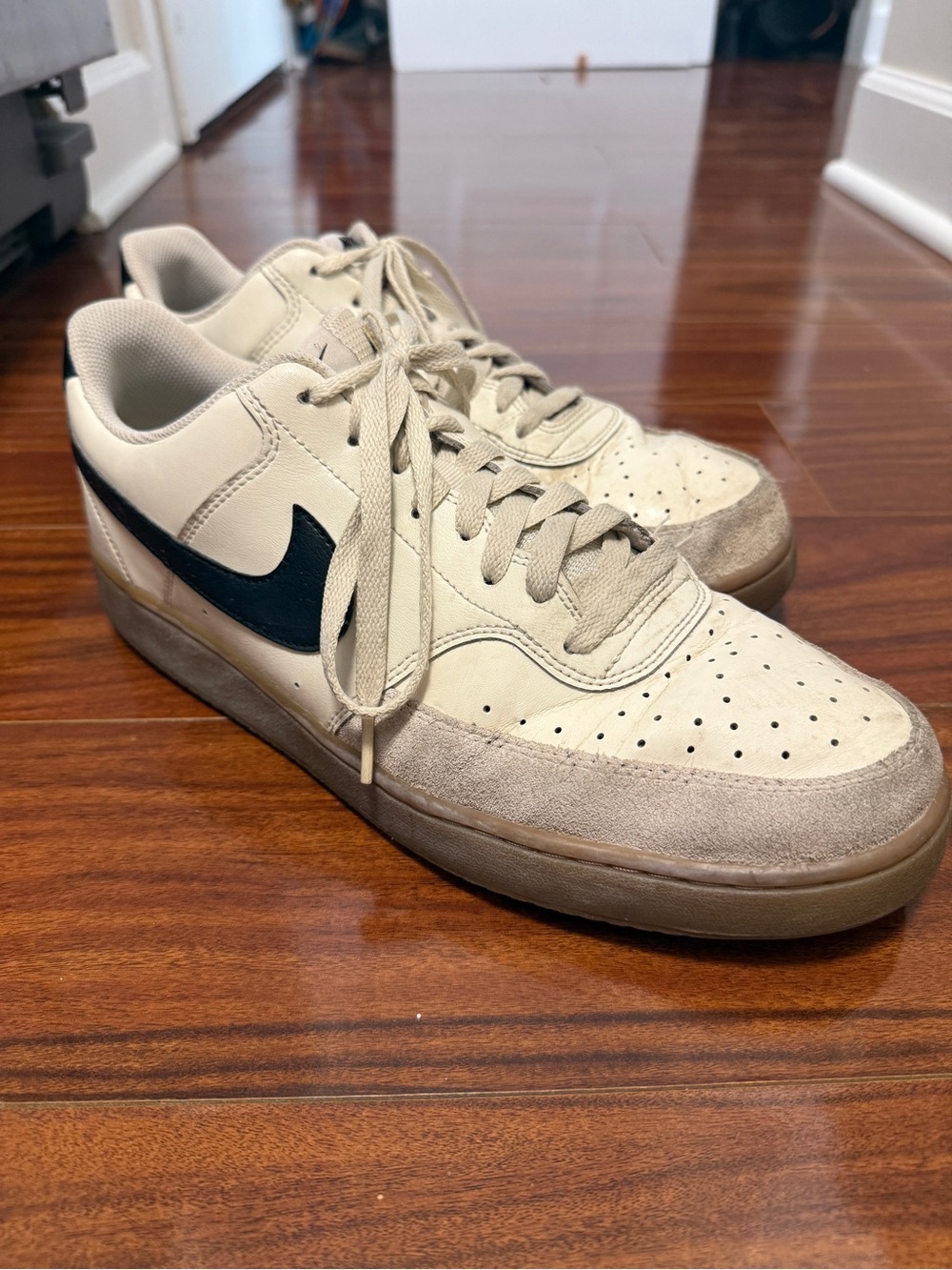 Nike Men’s Low-Top Sneakers in Cream with Black Swoosh